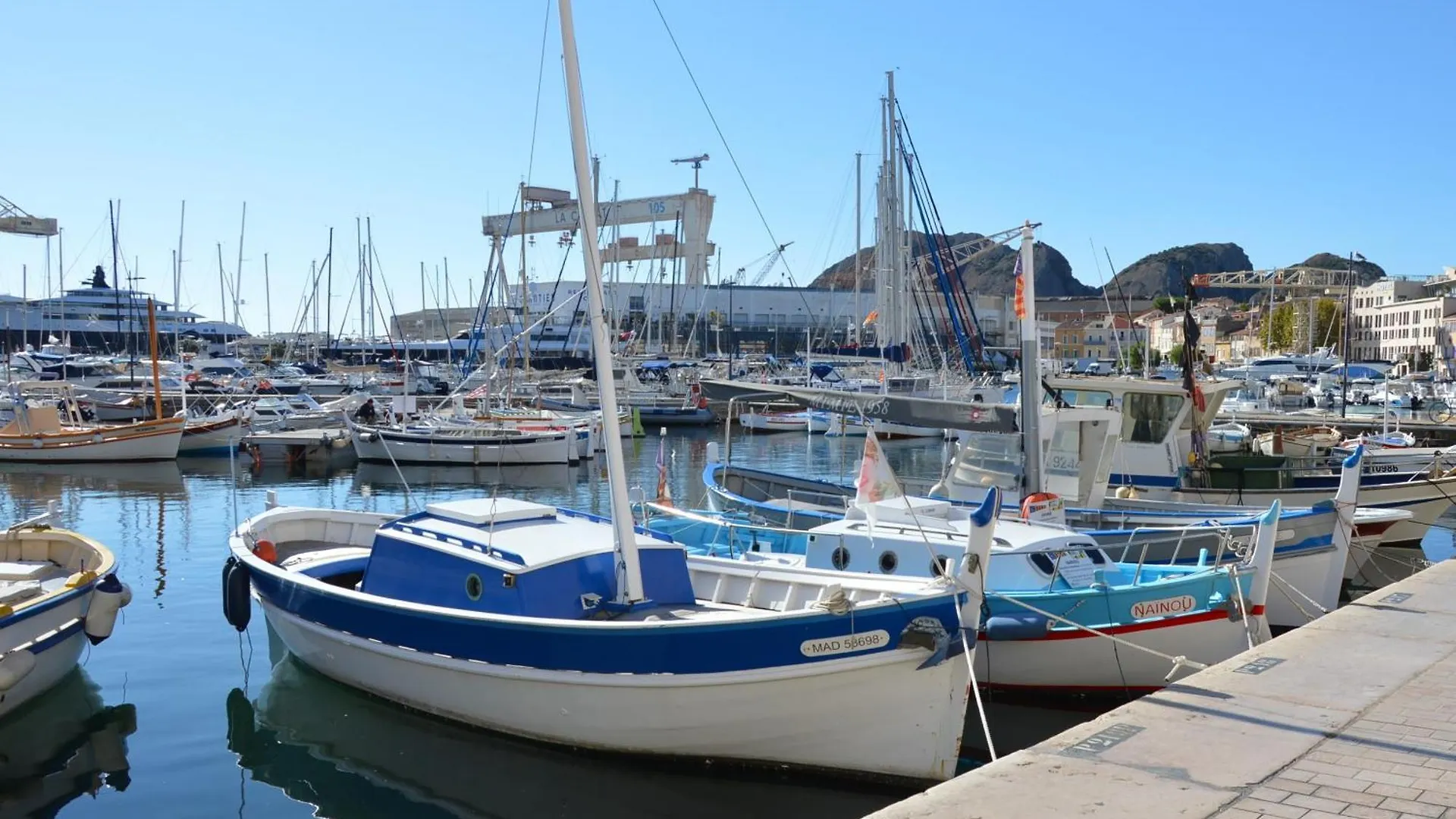 La Ciotat Chez Hugo Confortable Studio Clim, Wifi, Parking, Centre Ville, Commerces, Port, Plages A Pieds 0*, La Ciotat Frankrike
